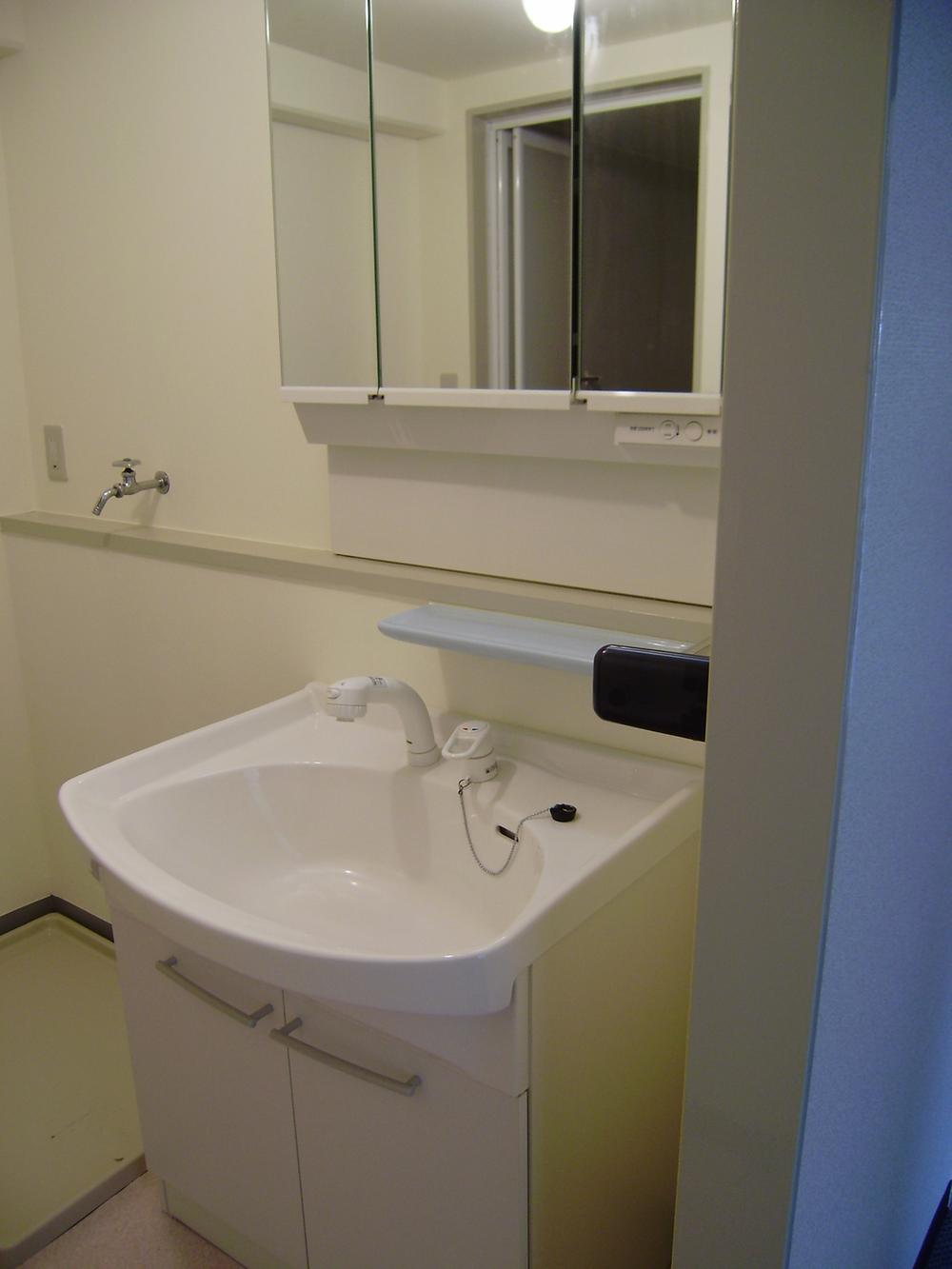 Wash basin, toilet. Indoor (March 2013) Shooting