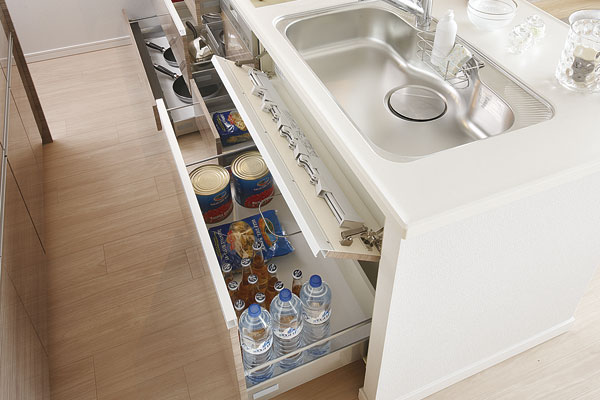 Kitchen.  [Slide cabinet] Crockery from large cookware, Plenty of storage until the canned food. Also smooth out of the storage material in the sliding of the soft-close specification. Easy to clean enamel bottom plate has been adopted (same specifications)