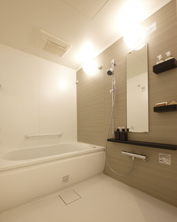 Bathing-wash room.  [Bathroom] Not only the body, Bathroom heal even the heart is, Full of bright and clean feeling of stylish attire. Also stuck to good equipment specifications and storage space of comfortable to use that assumes the day-to-day living (D type model room)