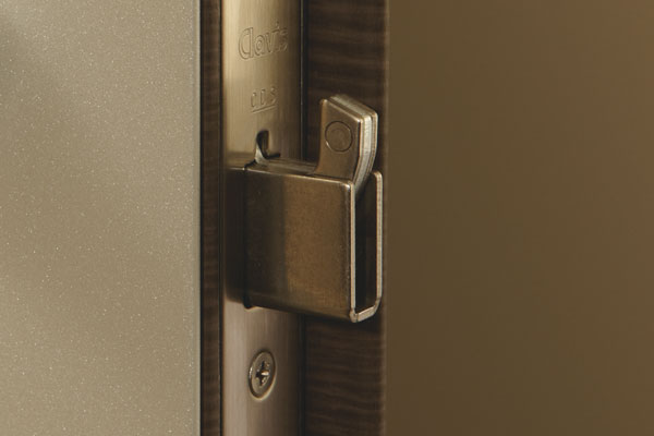 Security.  [Sickle-type deadbolt] Seridasu sickle of the dead bolt from the door cross section, Standard equipped with a sickle-type dead bolt. It difficult to modus operandi to break open by deforming the door, More to improve security performance (same specifications)