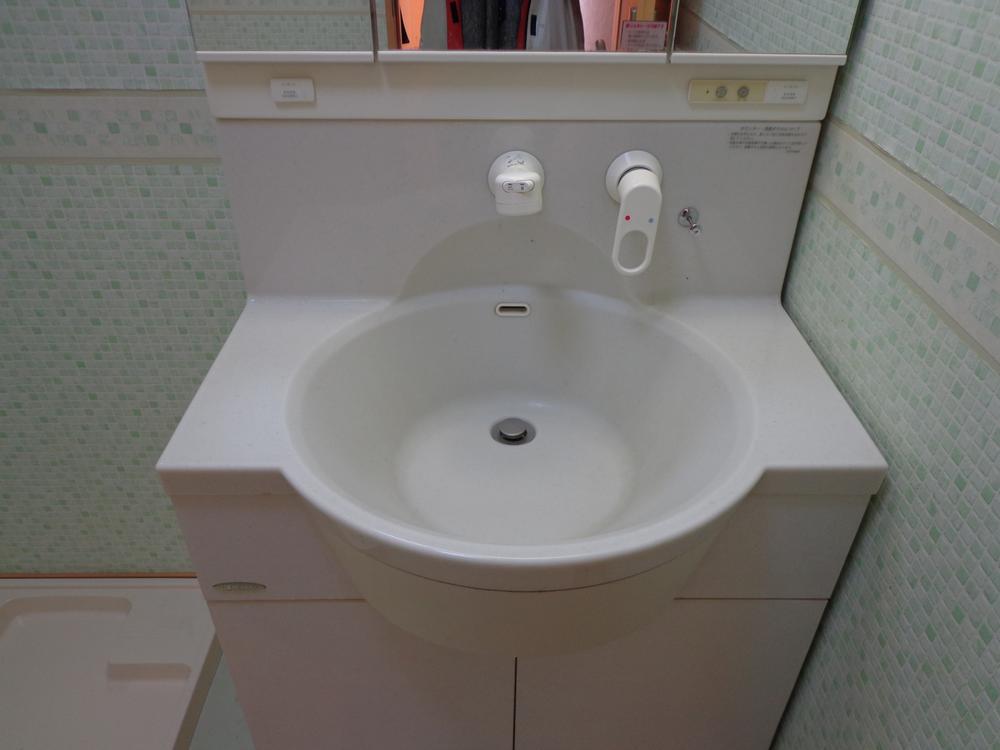 Wash basin, toilet. Indoor (04 May 2013) Shooting