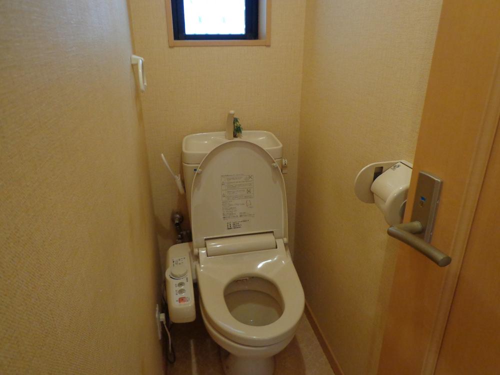 Toilet. Indoor (04 May 2013) Shooting