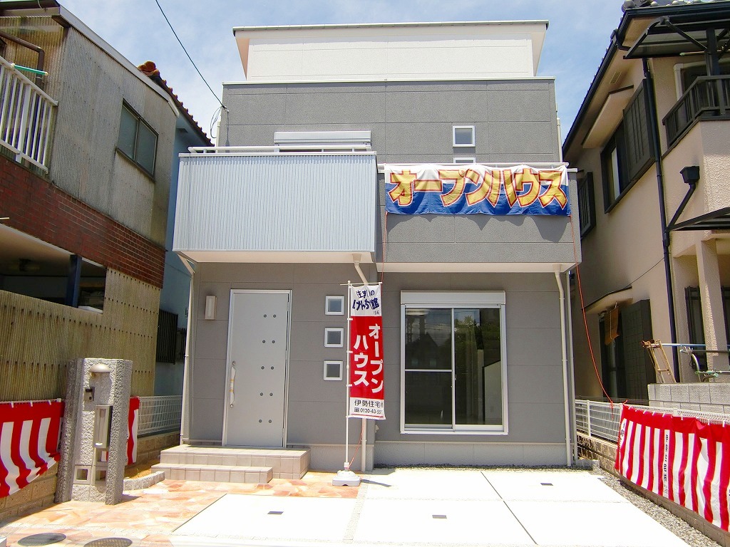 Local appearance photo. Parking two Allowed, Among the quiet neighborhood streets, yet the station walk 4 minutes, Conspicuously eyes catching sophisticated appearance is impressive local