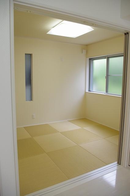 Non-living room. Ryukyu tatami of bright impression on the Japanese-style room. It is just nice to take a nap for children because it is right next to the living room.