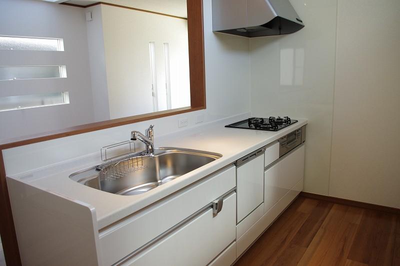Kitchen.  [Model house: the kitchen]  White was the keynote kitchen there is a feeling of cleanliness. This is a system kitchen and stuck to the ease of use.  Room (August 2013) Shooting