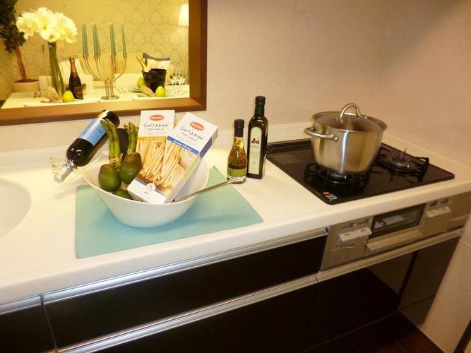 Kitchen. You can cherish the conversation of the family in the popularity of face-to-face kitchen. ( ※ Local model house / 2012. November shooting)