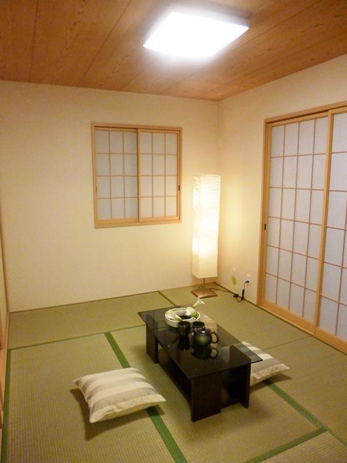 Non-living room. Japanese-style can also be used as a space of also relaxation as a drawing room. ( ※ Local model house / 2012. November shooting)