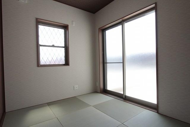 Non-living room.  [Model house (No. 1 point)]  Tatami of bright impression on the Japanese-style room. It can also be used as a guest room!  (July 2013) Shooting