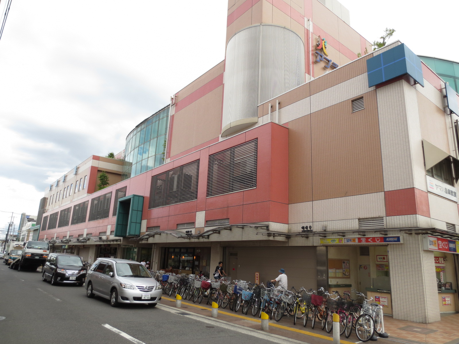 Shopping centre. Apra tall to up to (shopping center) 386m