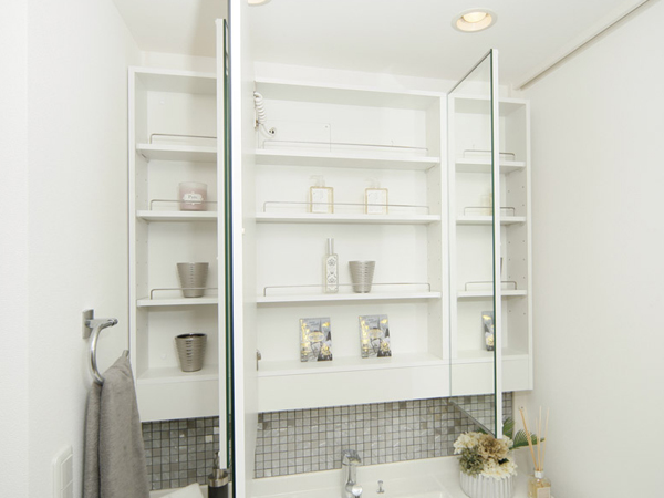 Bathing-wash room.  [Three-sided mirror back storage] Ensure convenient storage space to organize small items such as cosmetics in the three-sided mirror back. It is cloudy with a stop heater to prevent condensation of the mirror (same specifications)