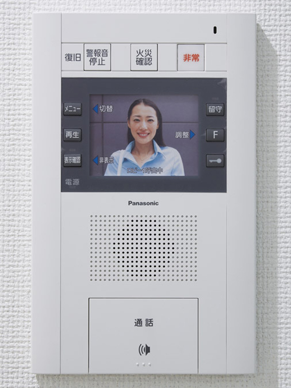 Security.  [Auto-lock with color monitor] Adopt an auto-lock system with color monitor that can check the monitor image and voice without leaving the visitors of the common area entrance to the room. The color monitor in the dwelling unit, Adopt a convenient hands-free type of handset can be a conversation at the touch of a button without (same specifications)