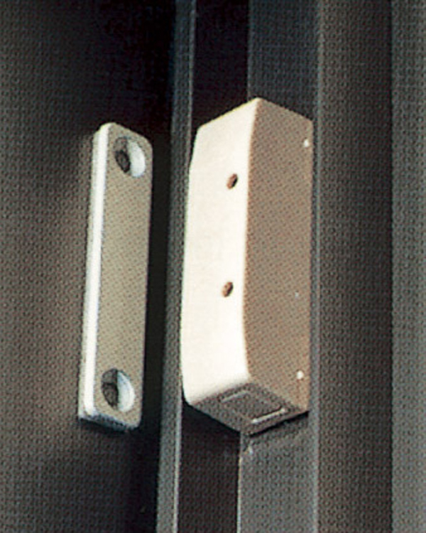 Security.  [Security sensors] Each dwelling unit entrance door, 1st floor ・ Second floor ・ 15th floor balcony ・ The sash of service balcony, Installing the magnet type of security sensors to alarm senses the intrusion. Doors and windows are opened in the alert mode when the sensor is to catch, Alarm activation. Absence during their enhanced sense of security at the time of going to bed a matter of course is (same specifications)