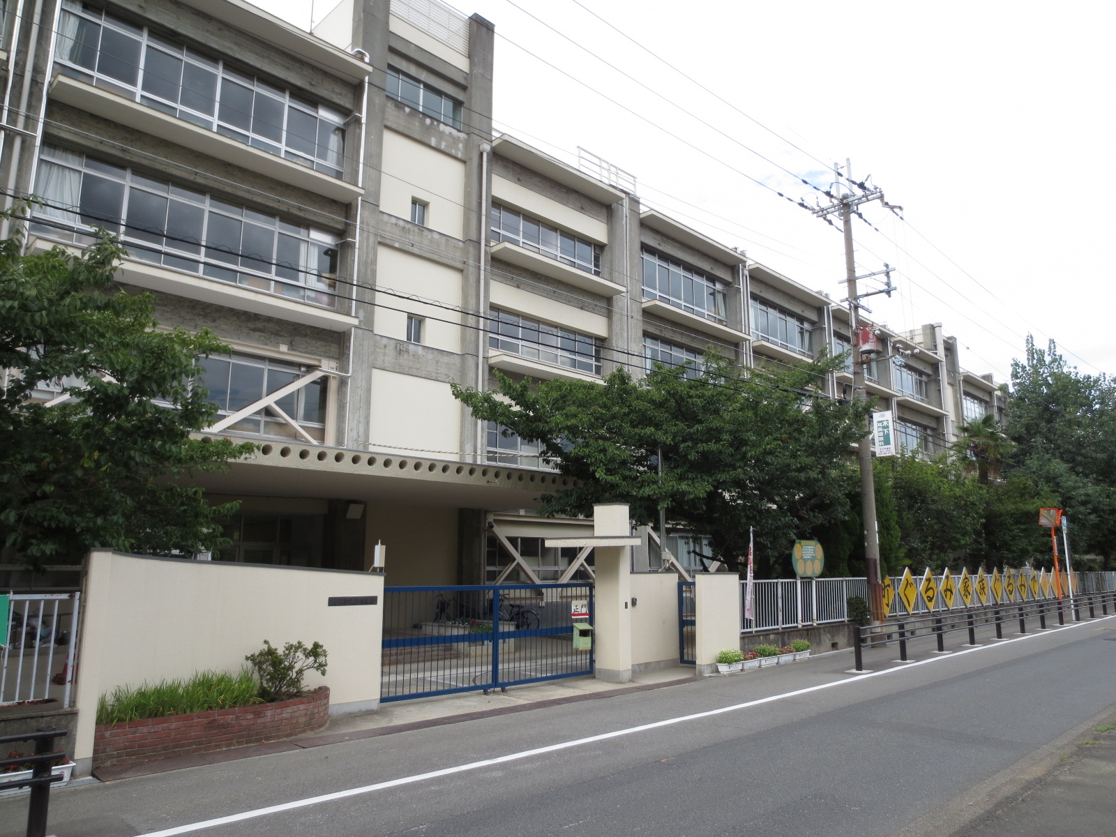 Primary school. 358m to Takaishi Municipal Kamo elementary school (elementary school)