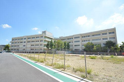 Junior high school. Municipal Toriishi a 1-minute walk from the 20m City Toriishi junior high school until junior high school.
