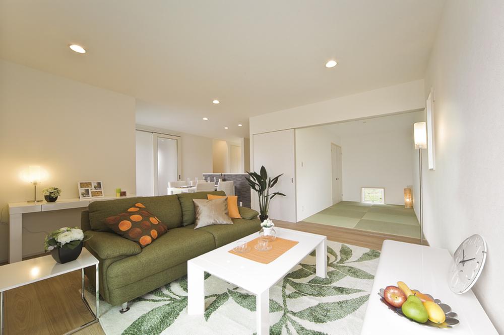 Living. In the back of the living place a 4.5-mat Japanese-style. Since the full open possible, Likely to be even party invited guest (model house)