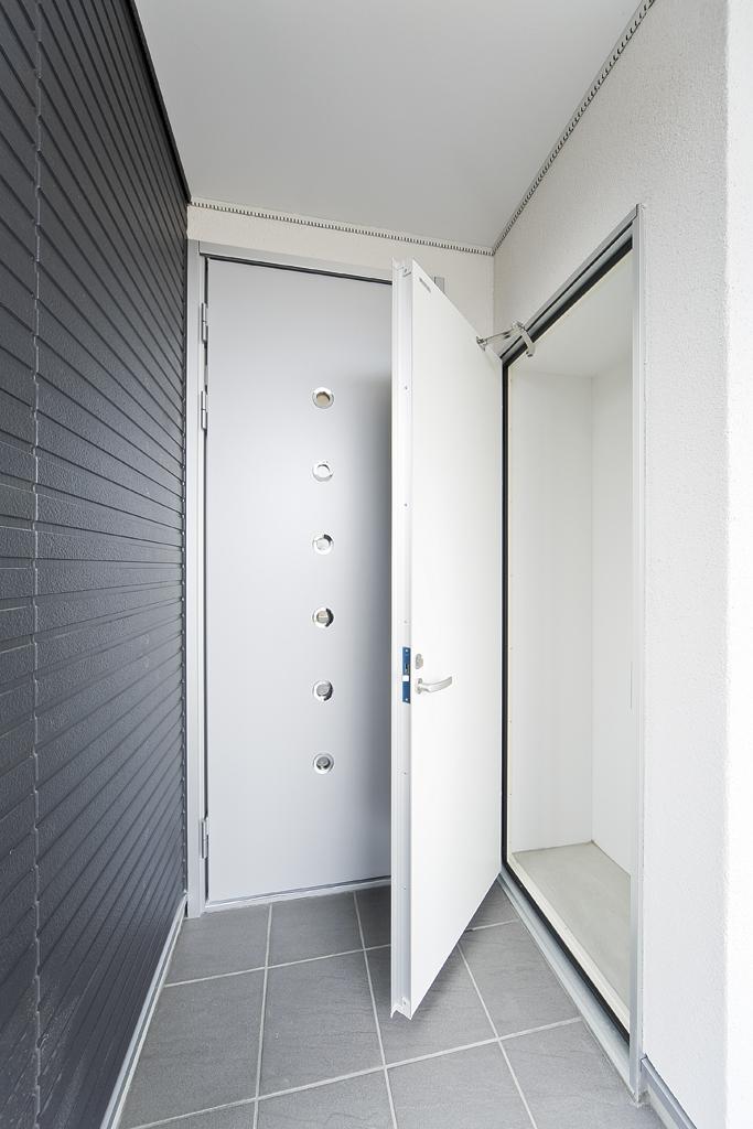 Entrance. Ensure the external storage to the outside of the front door. Car supplies and also refreshing storage that dirt easily, such as golf bag (model house)