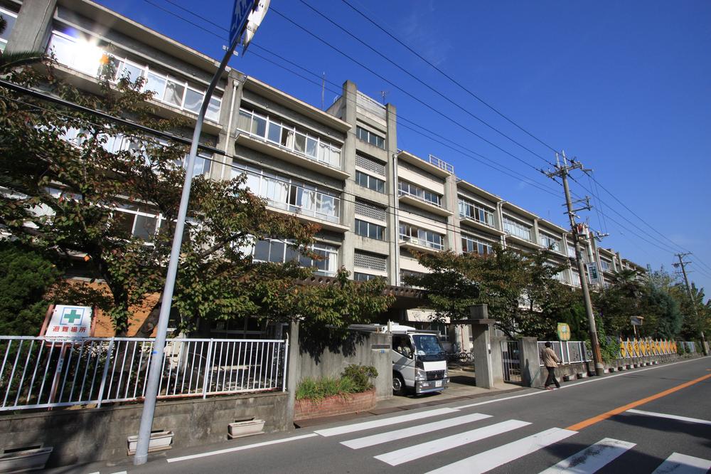 Primary school. 180m to Kamo Elementary School