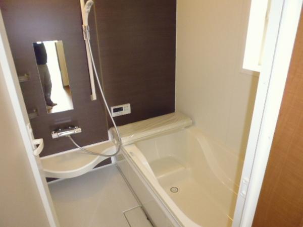 Bathroom. Spacious bathroom that can be bathing with children