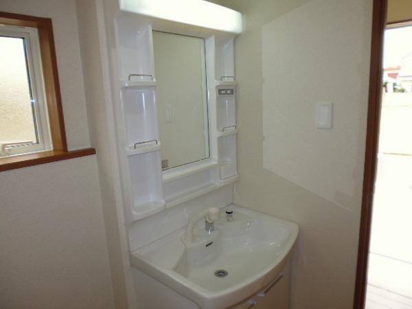 Wash basin, toilet. Directing the room is fine basin space