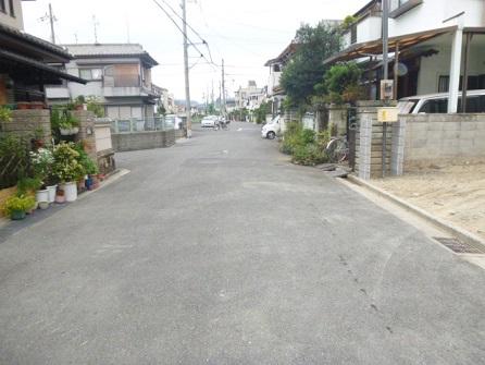 Local photos, including front road. Facing west, The width of the road is about 5.5m!