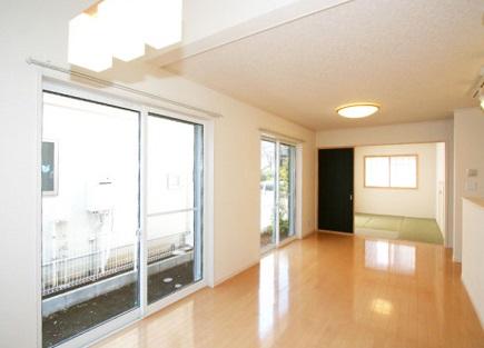 Same specifications photos (living). (Construction cases) about 16 quires of LDK: further open feeling you open a Japanese-style room! It is connected by one of the space from the kitchen to the Japanese-style room, At any time you can feel the warmth of the family