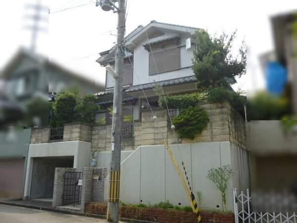 Local appearance photo. Bright house with a bay window