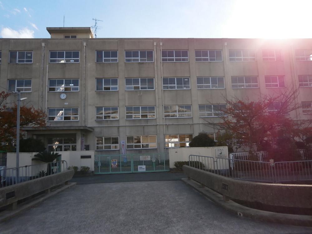 Primary school. 260m to Takatsuki Municipal Yanagawa Elementary School