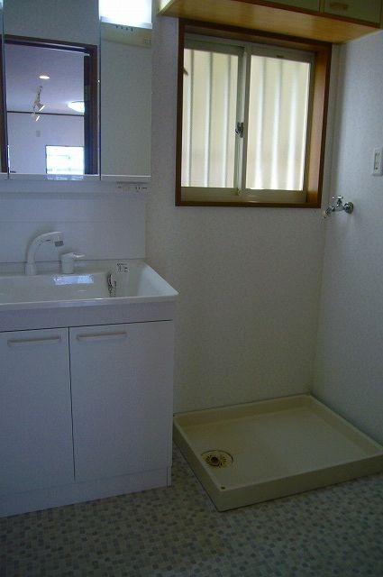 Wash basin, toilet