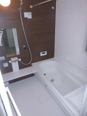 Bathroom. Since it is a north-south two-sided road day ・ Ventilation is good!