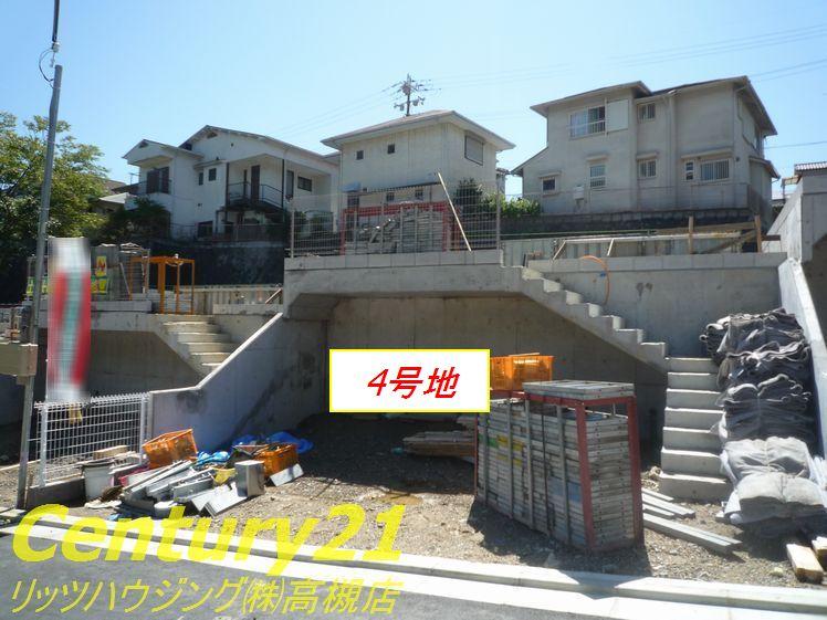 Local photos, including front road. No. 4 place