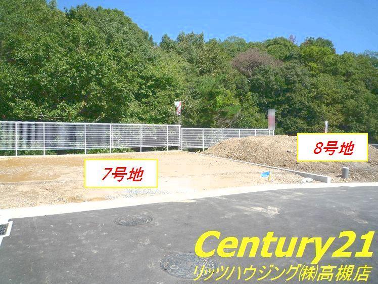 Local photos, including front road. No. 7 land