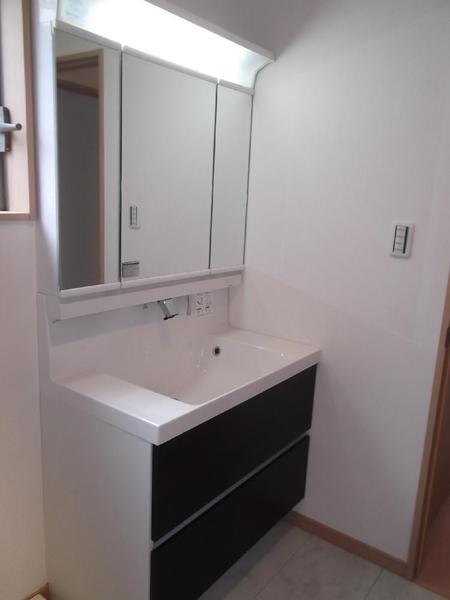 Wash basin, toilet. Local (11 May 2013) Shooting