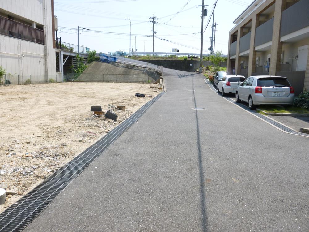 Local photos, including front road. Frontal road