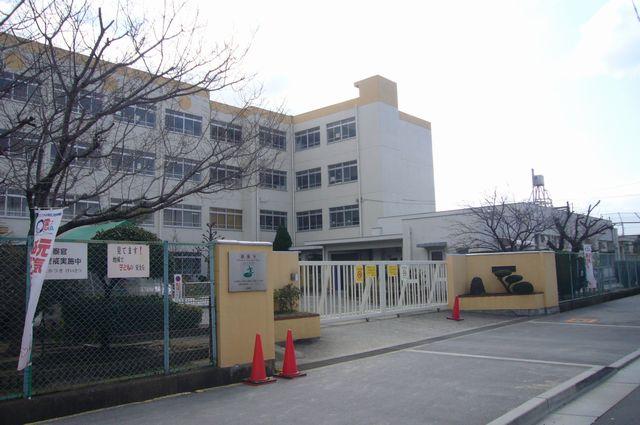 Primary school. 1020m to Takatsuki City Marubashi Elementary School