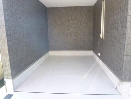 Parking lot. Single car park: There is also space for definitive bike