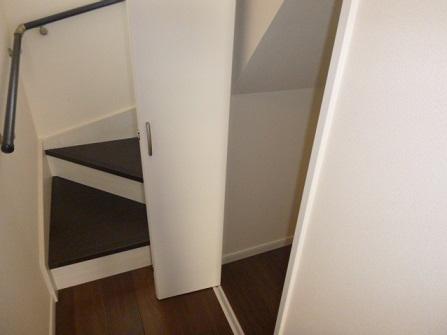 Receipt. Staircase bottom storage: Do not waste space ◎