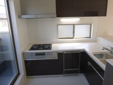 Kitchen. System Kitchen: light than the two-way of the small windows and veranda will help you a busy household chores with a plug is bright space dishwasher ◎