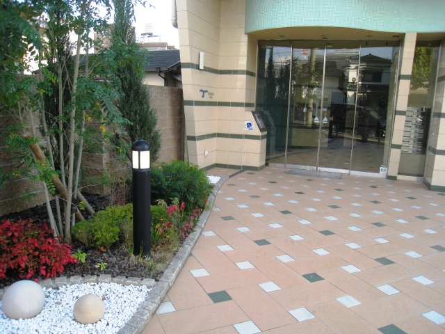Entrance. ● condominium entrance outside ●