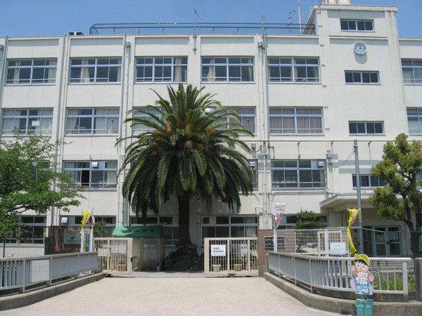 Primary school. 305m Takatsuki Municipal lawn elementary school to Takatsuki Municipal lawn Elementary School