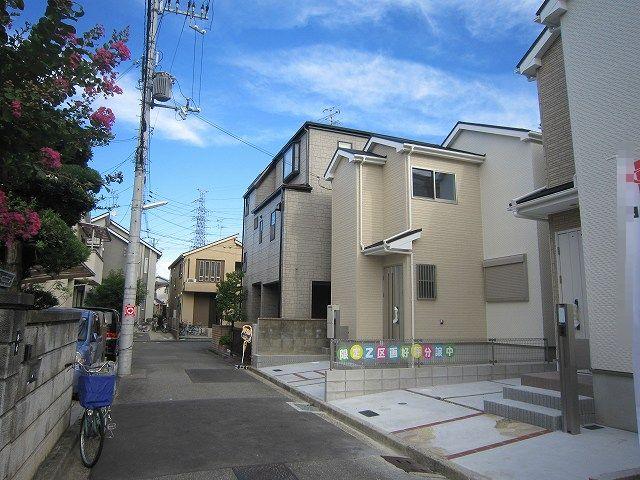 Local photos, including front road. Shooting from the field