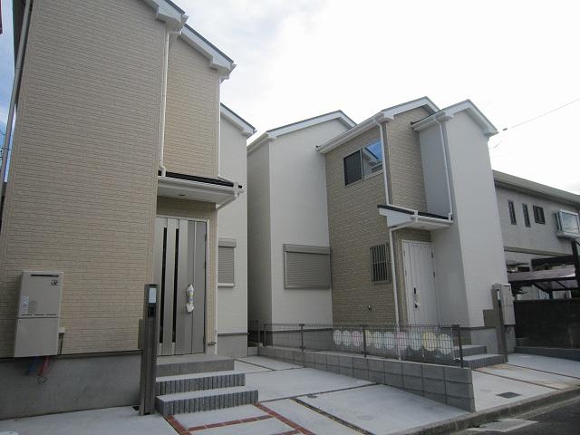 Local photos, including front road. Shooting from the field