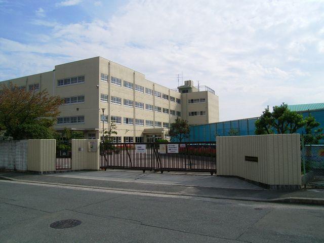 Junior high school. 995m to Takatsuki Municipal Nyoze junior high school