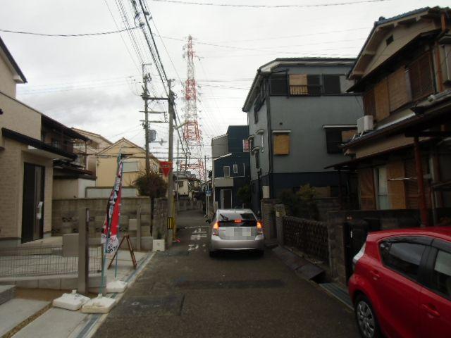 Local photos, including front road. Road width south about 4.0m! North 6 to about .0m!