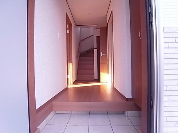 Entrance. At any time clean entrance with storage enhancement (same specifications entrance)