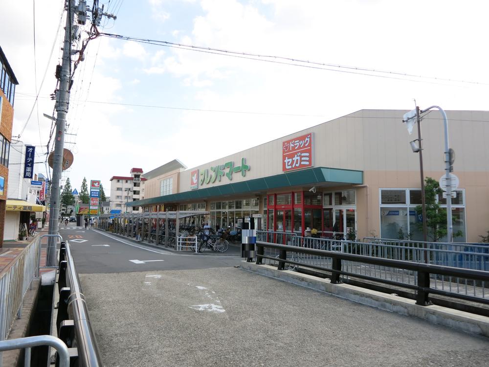 Supermarket. 744m to Friend Mart Takatsuki Kawazoe shop