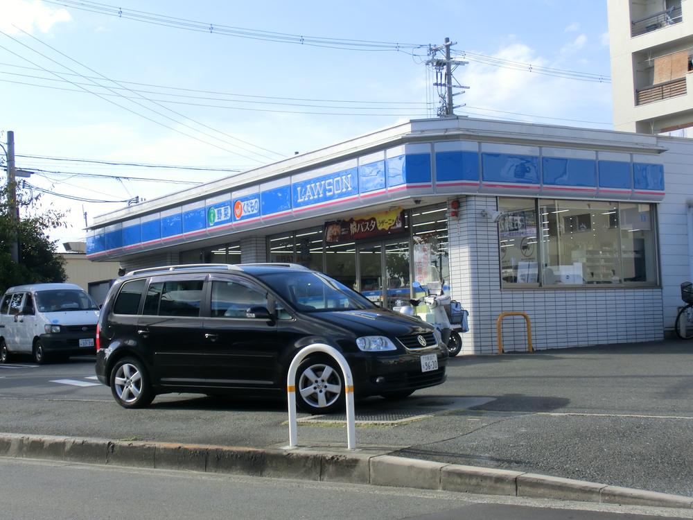 Convenience store. 300m to Lawson