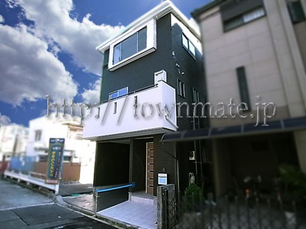 Local appearance photo. Appearance adapt to the surrounding environment