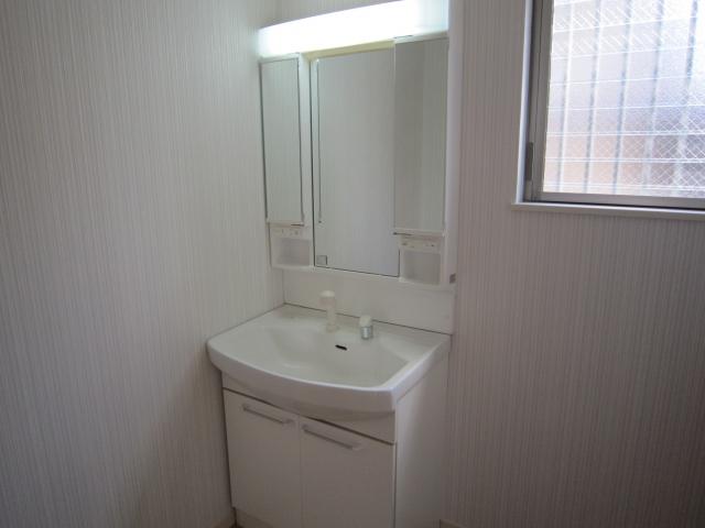 Wash basin, toilet. Shooting from the room