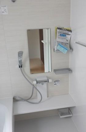 Bathroom. It is life convenient situated! small ・ Junior high school even then it is in the immediate vicinity, It is really convenient because there are a lot of super! Although the front road traffic is a little, Small children is also safe because there on the sidewalk is both sides ◎