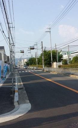 Other local. The east side of the road width is located about 10.4m. Traffic is there a little, Small children because there is a sidewalk on both sides is also safe ◎